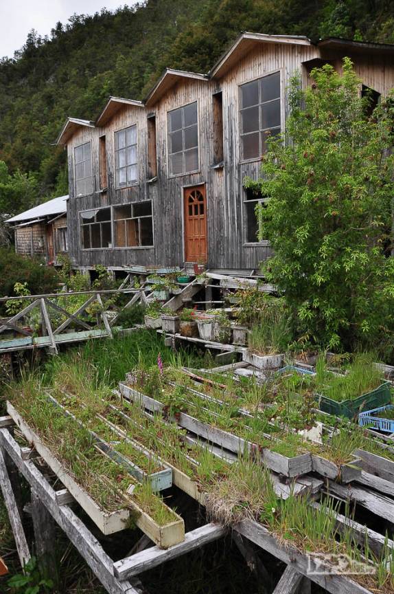 Uma pequena horta, também pendurada sobre as águas, em Caleta Tortel, no sul do Chile